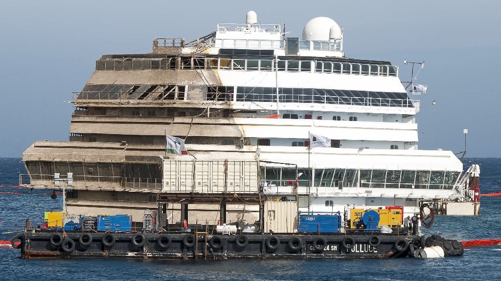 wpid-25601_CostaConcordiaparbuckling.jpg