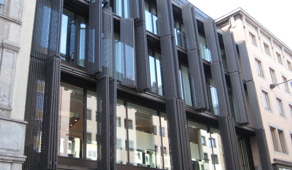 Facciata in lamiera forata di ottone patinato (Centro Fünf Höfe a Monaco di Baviera, Germania, Herzog & de Meuron, 2003)