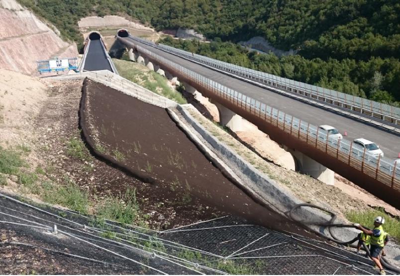 Campo prova: "imbocco galleria Muccia Lato Pontelatrave tratto tra Canna Nord e Canna Sud" - Progetto infrastrutturale viario Quadrilatero Umbria Marche “Maxilotto 1” tratto “Foligno Collesentino” SS77 Val di Chienti (Fonte SOXX).