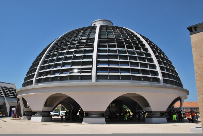 (L’edificio principale del nuovo Centro della Protezione Civile di Foligno (ex zona sismica 1), isolato con 10 HDRB e collaudato nel 2011)