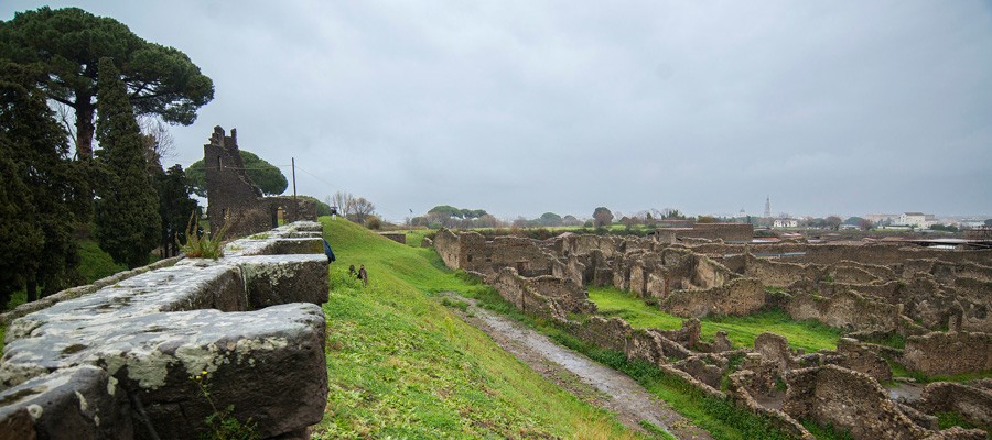 La vista dai bastioni sul sito di Pompei
