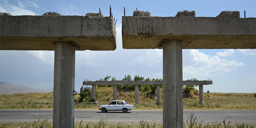 Un esempio di strutture abbandonate del bypass non completato nel 1990 a Gyumri (fonte: Lotti)