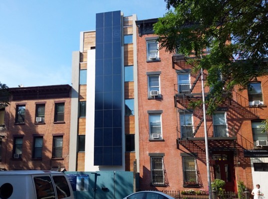 Edificio passivo con facciata solare a Park Slope, NY ( McMahon Studio)