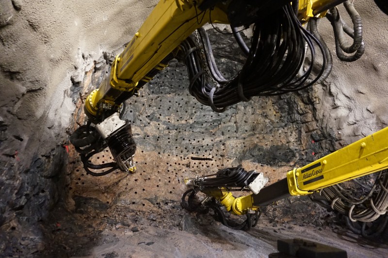 Fase di perforazione del metodo “Drill & Split”, in cui si osserva l'elevato numero di fori (Condotte SpA)