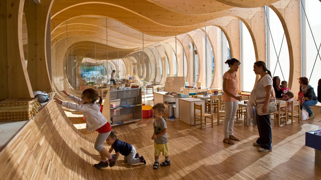 L'Asilo realizzato da Mario Cucinella a Guastalla (Reggio Emilia), considerato uno dei più innovativi esempi di edilizia scolastica realizzati in Italia negli ultimi anni ed inserito dallo stesso governo nelle Slide di presentazione del concorso per le #ScuoleInnovative