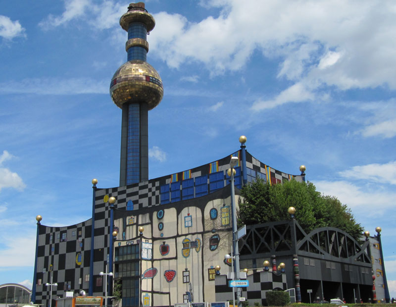 L'impianto di termovalorizzazione Spittelau a Vienna con la caratteristica facciata progettato da F. Hundertwasser.