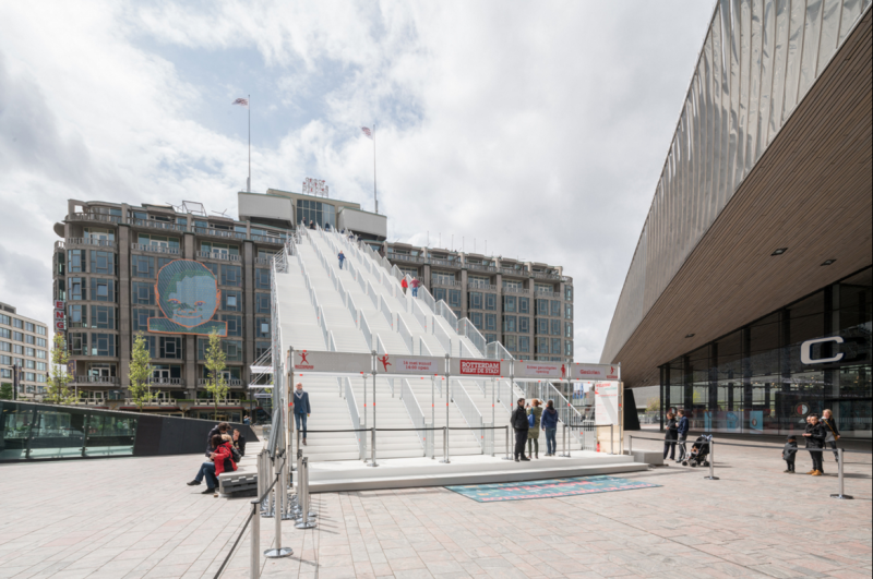 L'accesso della scala con il Groot Handelsgebouw sullo sfonto (Foto: Frank van Dam Fotografie)