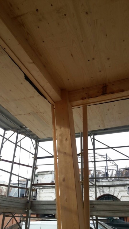 Il pilastro inclinato viene progettato in legno di dimensioni 20x20cm