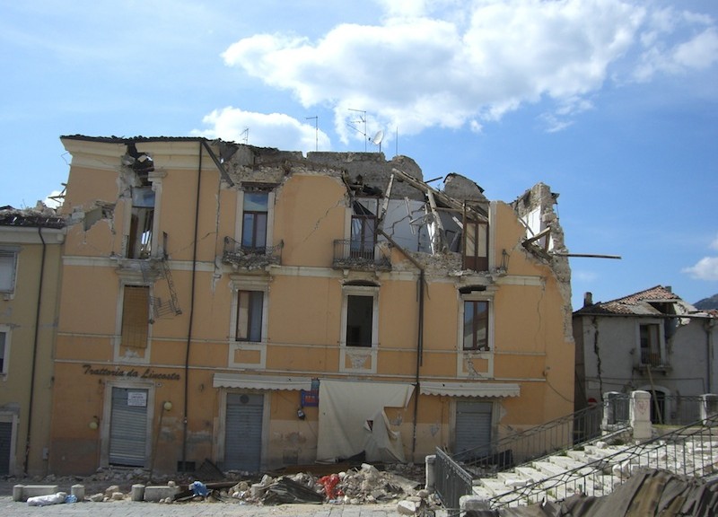 Collasso delle murature di un edificio storico per sisma (Foto Carlo Blasi)