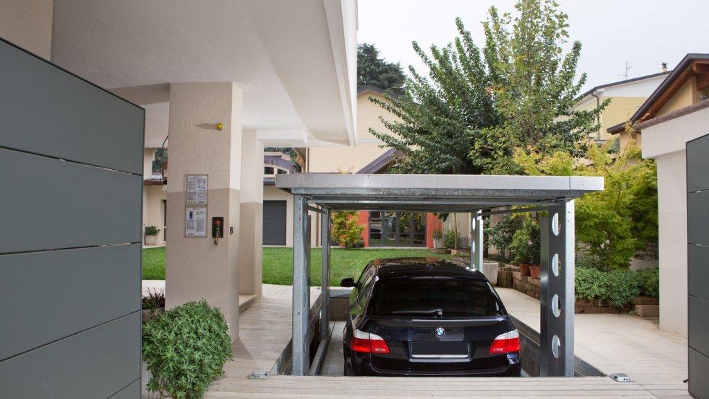 Ascensore per auto Mod. IP1-CM FF41 utilizzato per trasportare i veicoli nell’autorimessa sottostante che ospita 5 vetture. Tramite la realizzazione del montauto si sono evitati parcheggi in superficie o rampe di accesso all’autorimessa che avrebbero impedito di destinare lo spazio al giardino