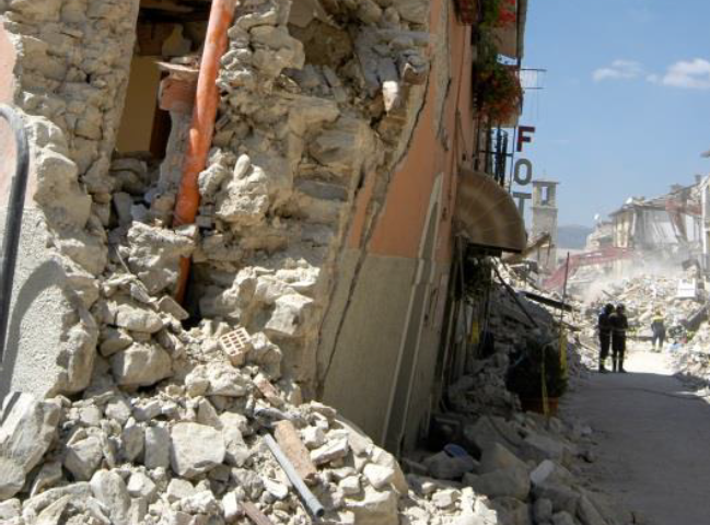 Edificio in muratura ad Amatrice. Evidente fuori piombo e disgregazione della parete muraria (fonte: Rapporto Reluis)