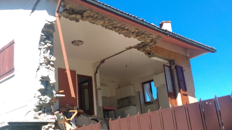 Crollo di una parete perimetrale di una abitazione ad Amatrice © Sara Frumento