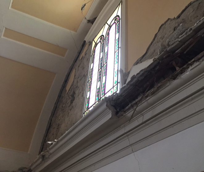 Un dettaglio dei danni al Monastero di Santa Chiara a Camerino, colpito dal terremoto del 26 ottobre 2016