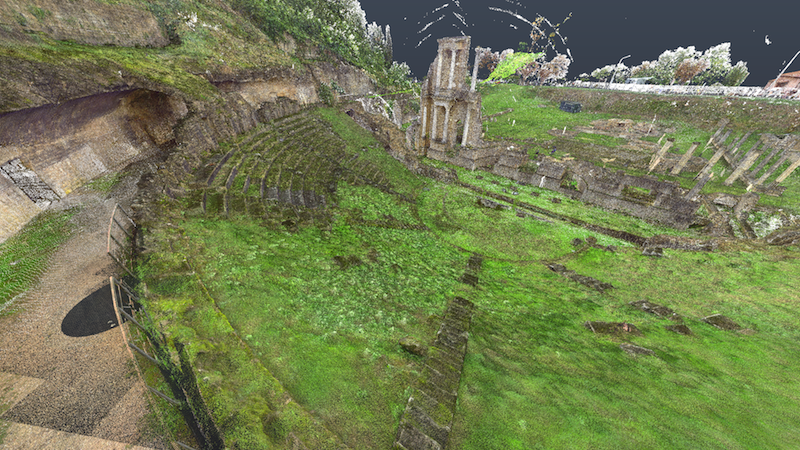 Modello BIM del Teatro Romano di Volterra, prodotto attraverso tre giorni di rilievi laser e foto da drone. Cinque miliardi di punti riconvertiti in Revit