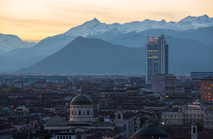 Vista aerea di Torino con sullo sfondo il Grattacielo Intesa (foto: Piero Cruciatti)