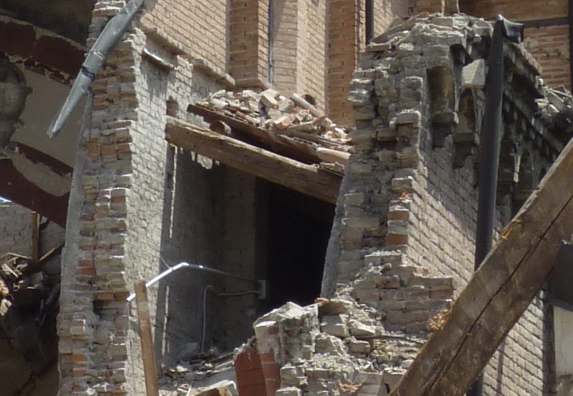 Crollo di muratura con paramenti non ben collegati (Foto Carlo Blasi)