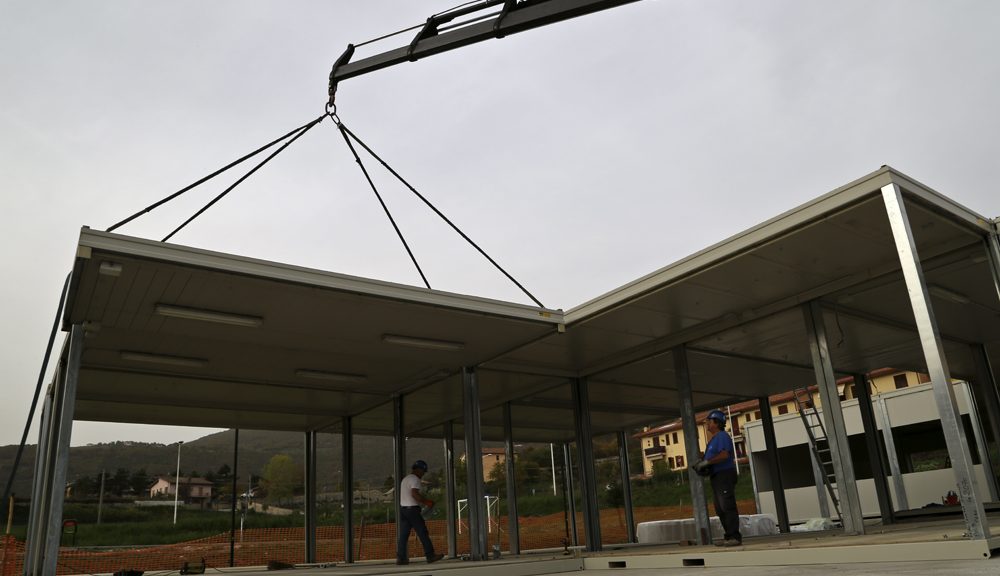 Modulo scolastico provvisorio in costruzione a Norcia - © Protezione Civile