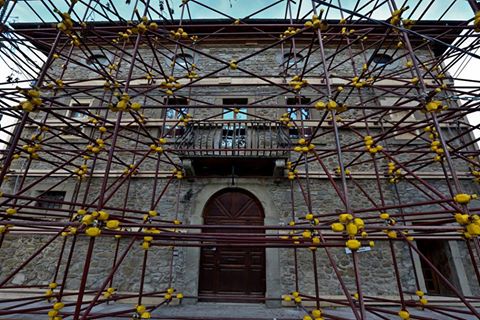 Puntellamento di un edificio di pregio storico a Grisciano, frazione di Accumoli (fonte: Protezione Civile)