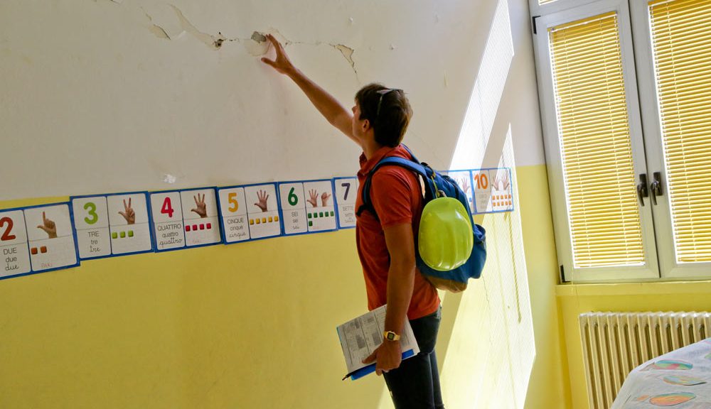 Verifica di agibilità in corso in una scuola (Fonte: Protezione Civile)