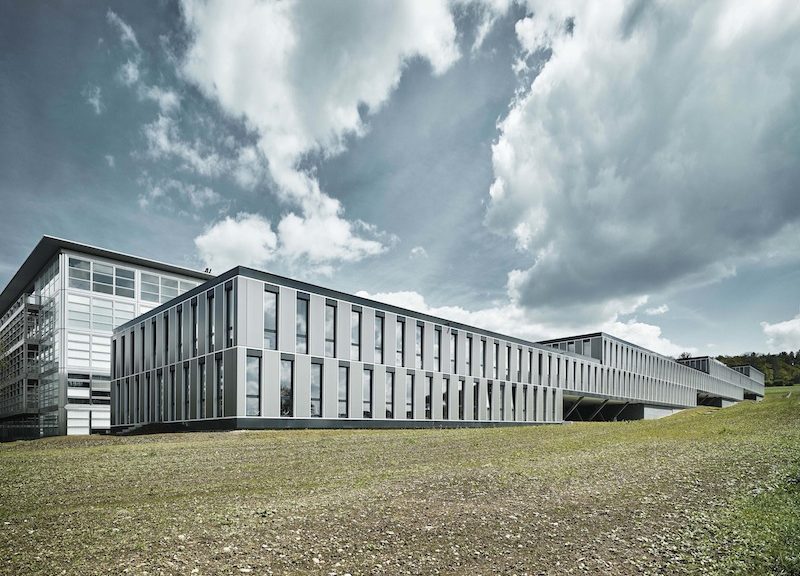 Sede di tre dipartimenti scientifici, il nuovo edificio presenta un volume basso e allungato disposto a gradoni © Valentin Jeck