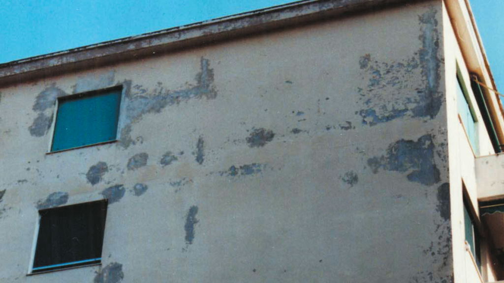 Tipici fenomeni di degrado dello strato di finitura esterna (Foto S. Lanzu)
