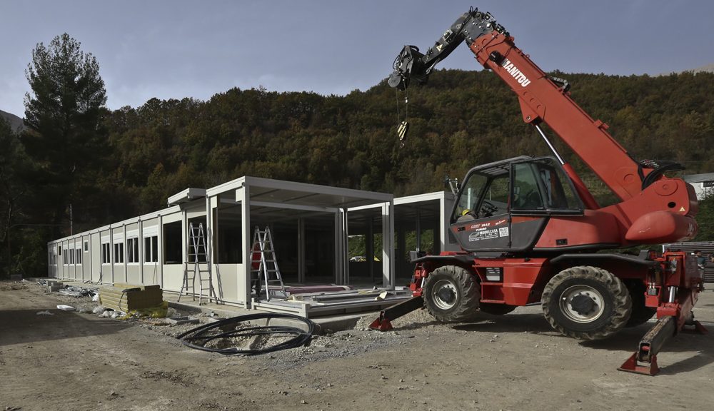 Il modulo scolastico provvisorio di Arquata in costruzione
