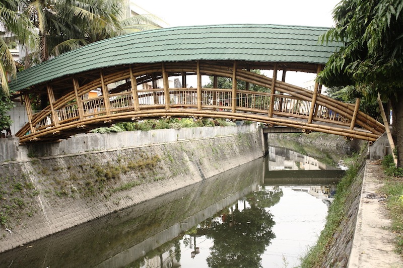 Il ponte in bambù attraversa il fiume Kali Pepe a Solo, in Indonesia © Andrea Fitrianto/ASF-ID