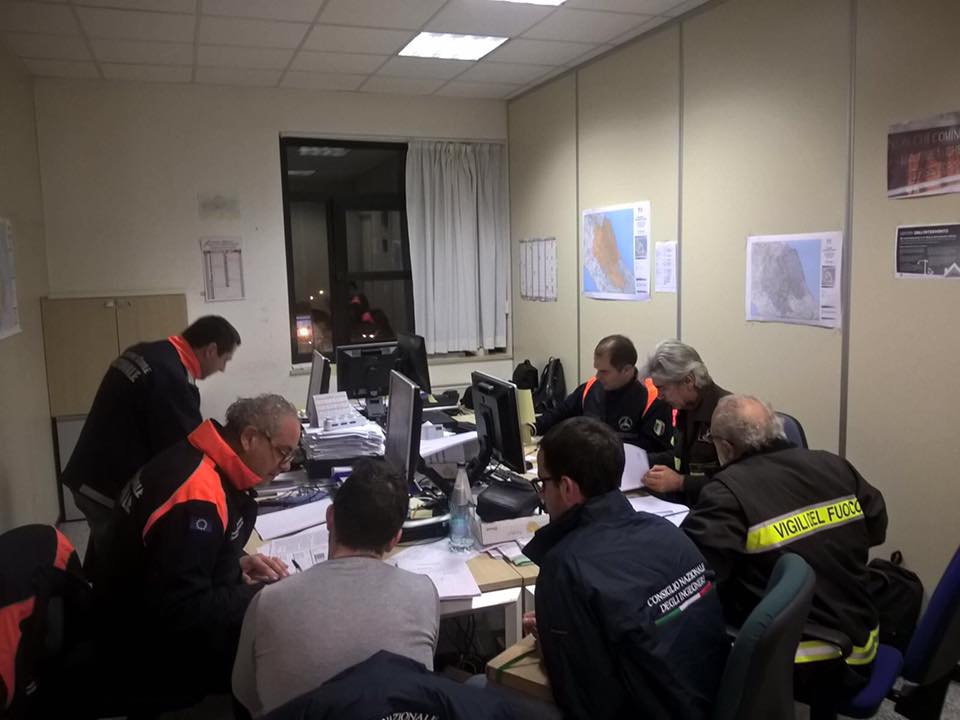 I funzionari Dicomac e i tecnici volontari Cni-Ipe consegnano a fine giornata le schede AeDES (C) Ingegneri.info