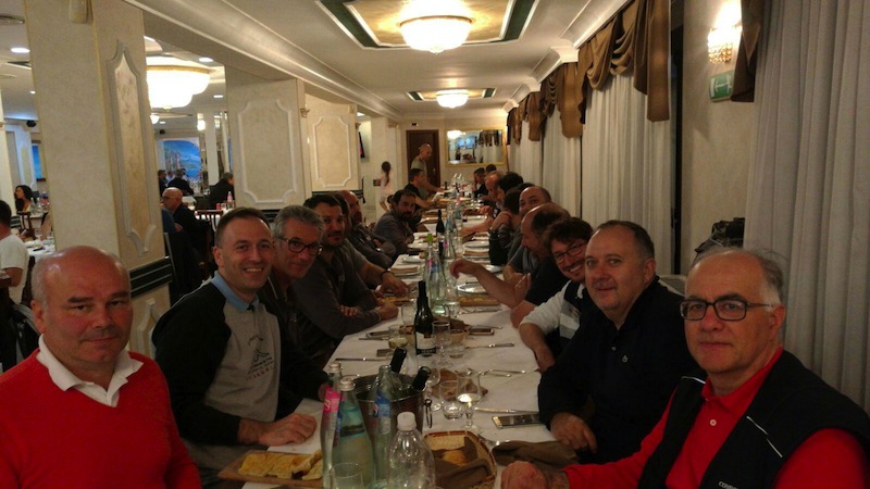 Una "foto di gruppo" dei volontari a cena, dopo una giornata di sopralluoghi