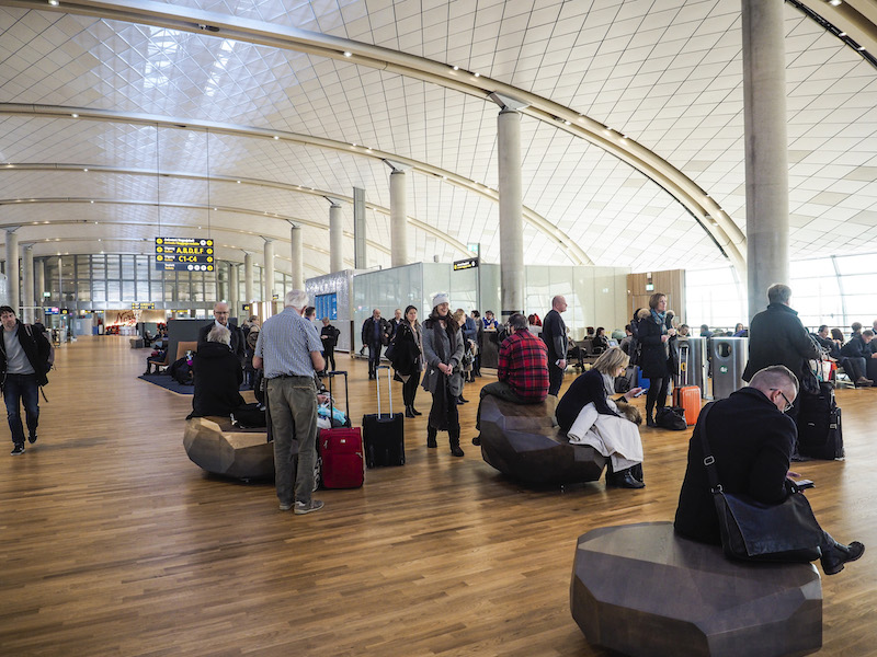 All’interno del nuovo ampliamento, contraddistinto da una struttura curva in legno lamellare sostenuta da pilastri in cemento © NORDIC Office of Architecture/Dag Spant