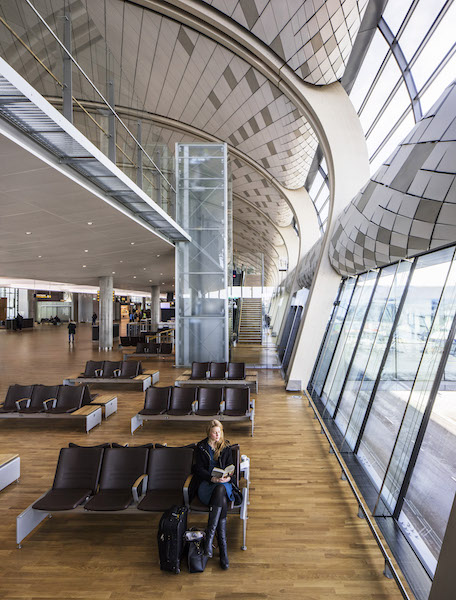 Il nuovo terminal su due piani ospita gates nazionali e internazionali sotto una copertura curva che mantiene l’espressione nordica e la semplicità razionale della struttura esistente © NORDIC Office of Architecture/Ivan Brodery