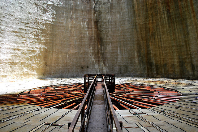 Dentro una delle Torri di raffreddamento di Lardarello © Malcolm Moore/Flickr.com