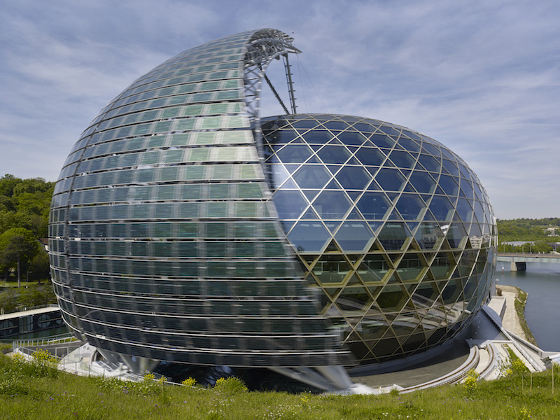 La sfera vetrata, elemento emblematico della Seine Musicale, è protetta da una vela fotovoltaica che ruota attorno alla struttura in base al sole © Didier Boy De La Tour