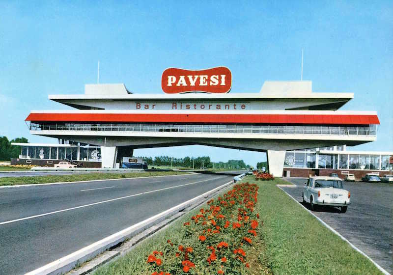 Lo storico Autogrill Pavesi di Novara nord e sud; progetto dell’architetto Angelo Bianchetti (1962)