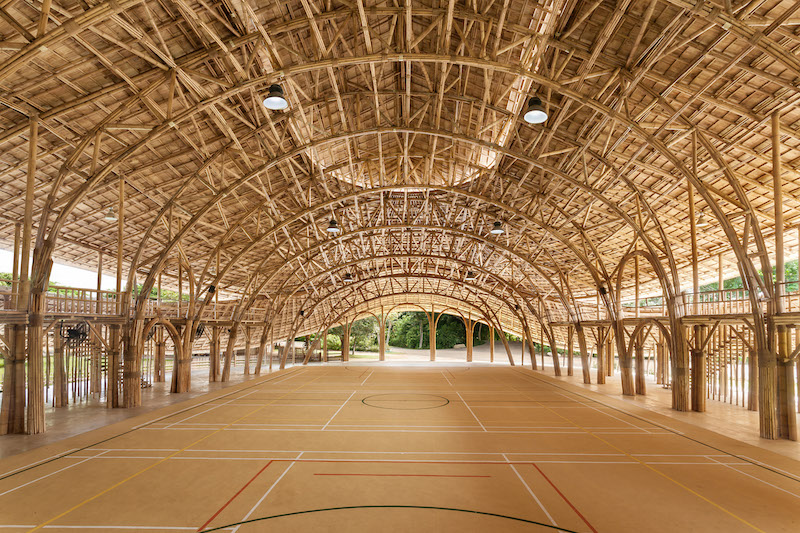 L'arena per lo sport, spettacoli e assemblee coperta da un intricato traliccio strutturale in bambù © Alberto Cosi