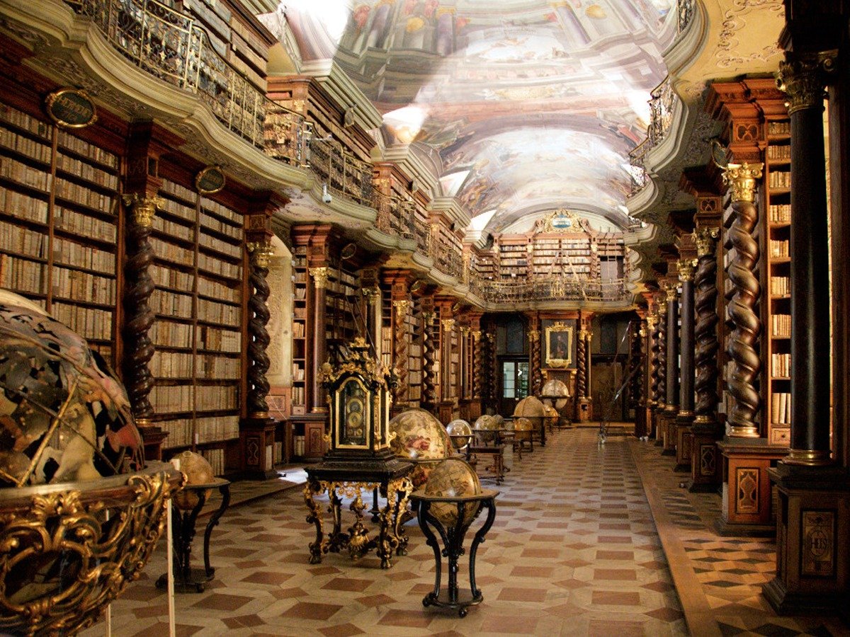 Biblioteca situata in un edificio di pregio per arte e storia
