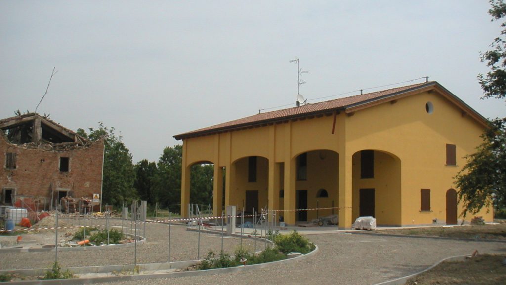 Edificio residenziale trifamiliare a Medolla (Mo) 2002