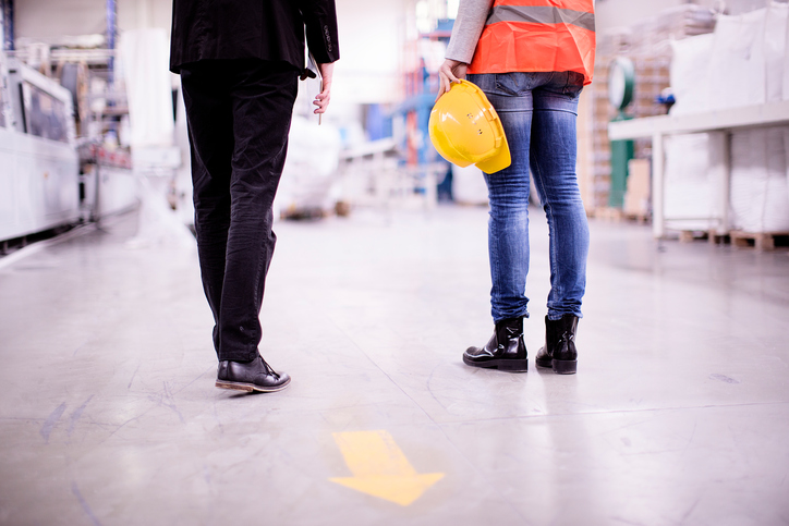 Girls working in a Verifiche_periodiche_attrezzature