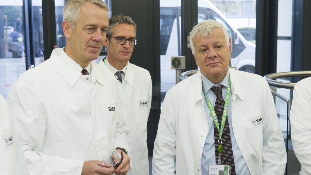 Nella foto: da sinistra Andreas Riehemann, Amministratore Delegato di BASF Italia, in centro Marco Scotti, Head of Communications and Advocacy di BASF Italia, a destra Gian Luca Galletti, Ministro dell’Ambiente e della Tutela del Territorio e del Mare