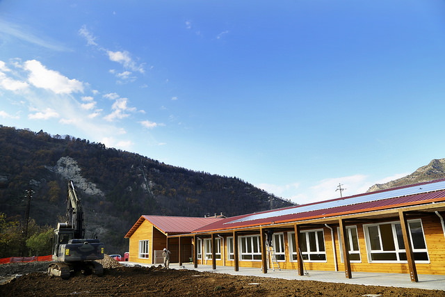 I lavori di realizzazione della nuova struttura scolastica provvisoria ad Acquasanta Terme, in sostituzione dell'edificio “Berardo Tucci” dichiarato inagibile (Fonte: Dipartimento di Protezione Civile) (Fonte: Dipartimento di Protezione Civile)