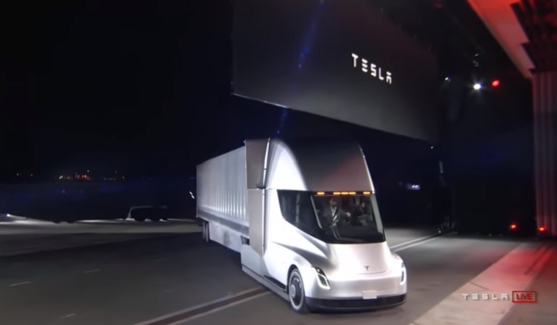 Un'istantanea della presentazione del nuovo camion della Tesla in California
