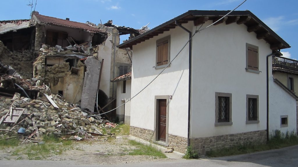 Edificio 6 ed edifici limitrofi: post-terremoto 24 agosto M 6.0 - Foto- © Consorzio POROTON®