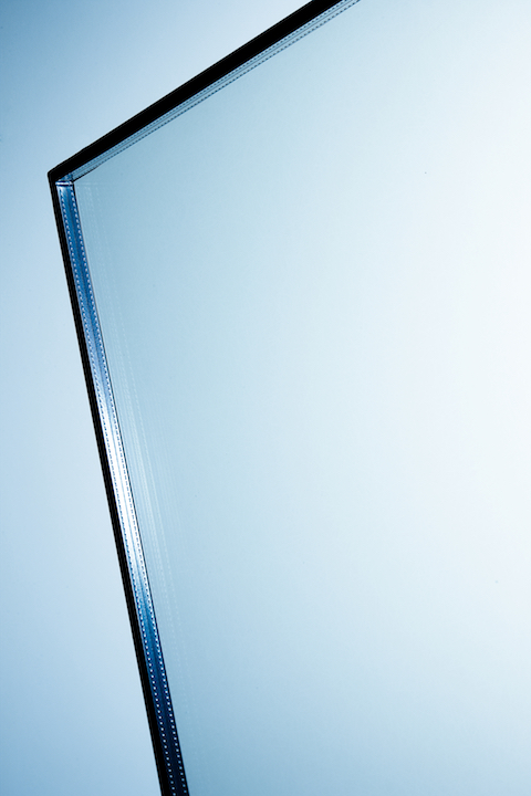 Qui sopra un pannello Ornilux come risulta visibile all’occhio umano, mentre nella foto sotto, come questi viene percepito dai volatili grazie alla fantasia “Mikado” (per gentile concessione di Ornilux – Arnold Glas)
