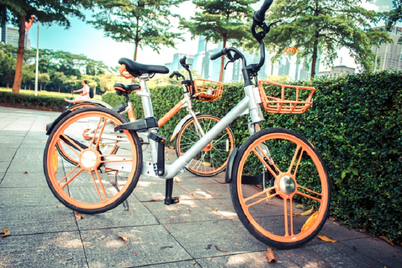 Le bici a ruote piene del bike sharing a flusso libero