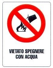 Divieto di spegnere incendi o fiamme con acqua