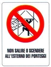 Vietato salire e scendere all’esterno dei ponteggi