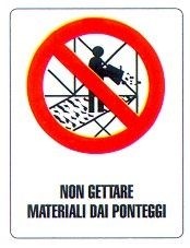 Vietato gettare materiale dai ponteggi