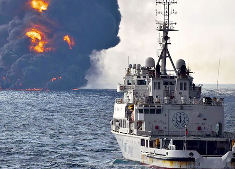 Questa foto è di domenica 14 gennaio 2018, fornita dal Ministero dei Trasporti cinese: una nave di salvataggio naviga verso la petroliera iraniana Sanchi, nel Mar Cinese Orientale. L’incendio è avvenuto il 6 gennaio, ha detto un portavoce del Ministero, e continua a destare preoccupazioni l’inquinamento del fondo marino e delle acque circostanti.
(PRC Ministry of Transport via AP)