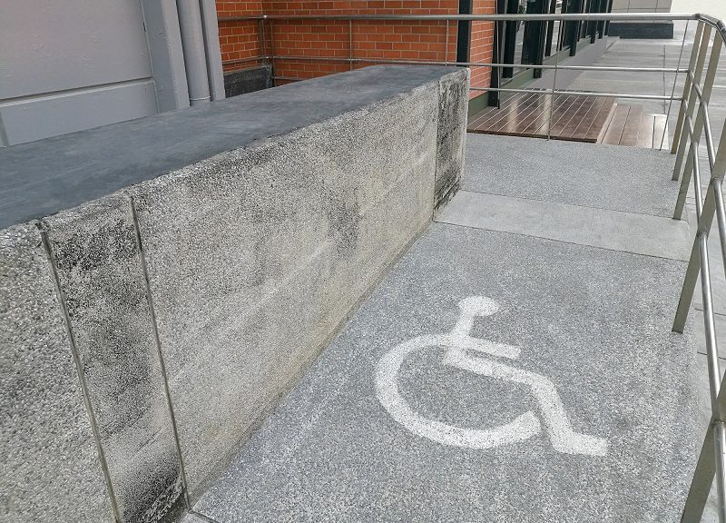 Rampe, accessi, gradini: stop alle limitazioni della libertà delle persone