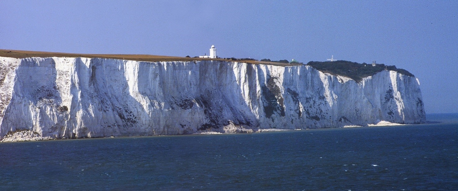 Fig.2 Le bianche scogliere di Dover (England) e la traccia di recenti collassi, in più punti al piede.